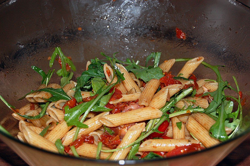 Italienischer Nudelsalat mit Rucola und getrockneten Tomaten (Rezept ...