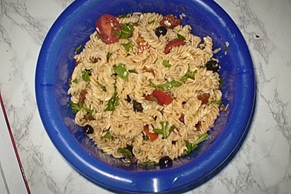 Italienischer Nudelsalat mit Rucola und getrockneten Tomaten 6
