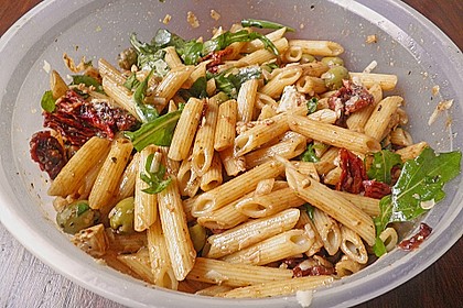 Italienischer Nudelsalat mit Rucola und getrockneten Tomaten 8