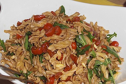 Italienischer Nudelsalat mit Rucola und getrockneten Tomaten 9