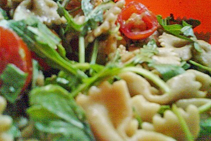 Italienischer Nudelsalat mit Rucola und getrockneten Tomaten 10