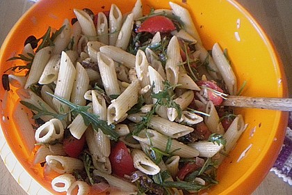 Italienischer Nudelsalat mit Rucola und getrockneten Tomaten 11