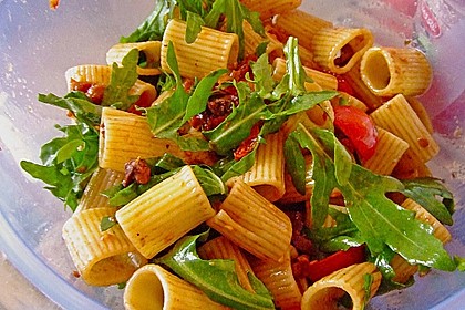Italienischer Nudelsalat mit Rucola und getrockneten Tomaten 12
