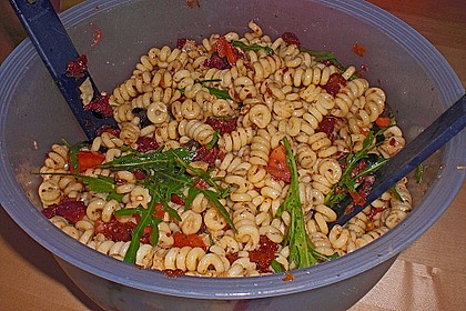 Italienischer Nudelsalat mit Rucola und getrockneten Tomaten 13