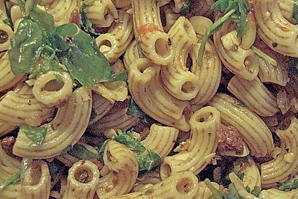 Italienischer Nudelsalat mit Rucola und getrockneten Tomaten 14