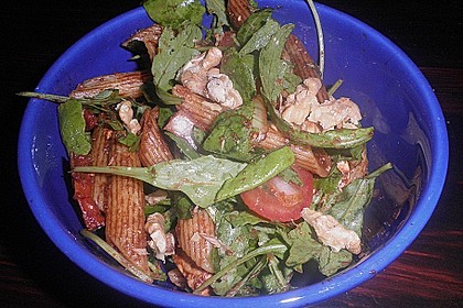 Italienischer Nudelsalat mit Rucola und getrockneten Tomaten 16