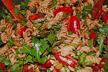 Italienischer Nudelsalat mit Rucola und getrockneten Tomaten 17