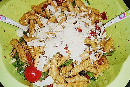 Italienischer Nudelsalat mit Rucola und getrockneten Tomaten 18