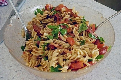 Italienischer Nudelsalat mit Rucola und getrockneten Tomaten 19