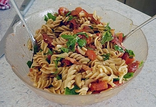 Italienischer Nudelsalat mit Rucola und getrockneten Tomaten 14