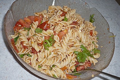 Italienischer Nudelsalat mit Rucola und getrockneten Tomaten 20