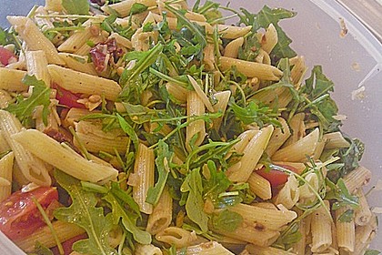 Italienischer Nudelsalat mit Rucola und getrockneten Tomaten 21