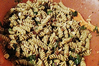 Italienischer Nudelsalat mit Rucola und getrockneten Tomaten 22