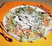 Italienischer Nudelsalat mit Rucola und getrockneten Tomaten (Bild)