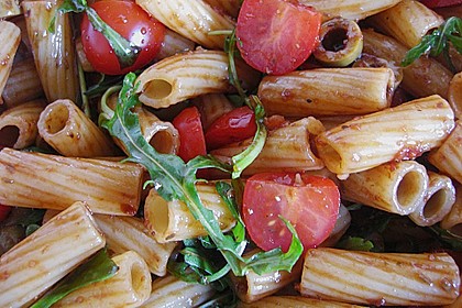 Italienischer Nudelsalat mit Rucola und getrockneten Tomaten 24