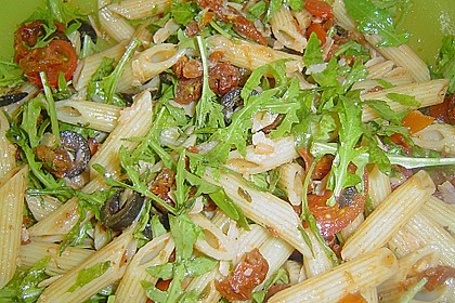 Italienischer Nudelsalat mit Rucola und getrockneten Tomaten 26