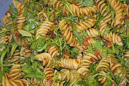 Italienischer Nudelsalat mit Rucola und getrockneten Tomaten 28