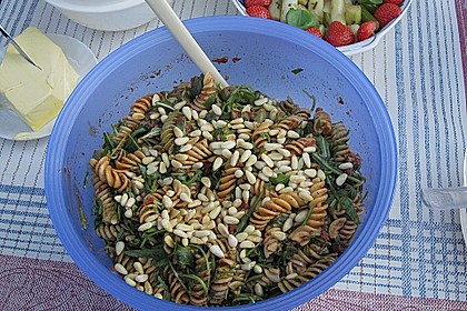 Italienischer Nudelsalat mit Rucola und getrockneten Tomaten 29