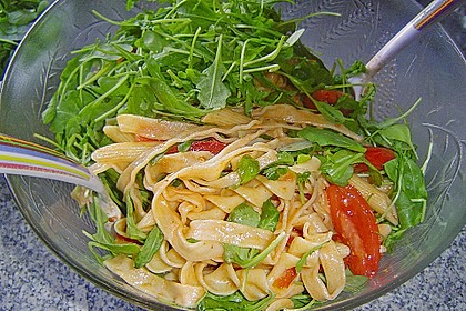 Italienischer Nudelsalat mit Rucola und getrockneten Tomaten 30