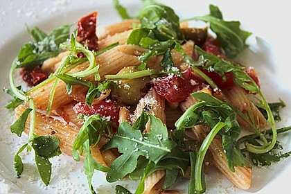 Italienischer Nudelsalat mit Rucola und getrockneten Tomaten 32