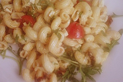 Italienischer Nudelsalat mit Rucola und getrockneten Tomaten 34