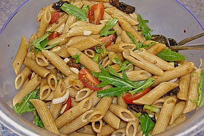 Italienischer Nudelsalat mit Rucola und getrockneten Tomaten 36