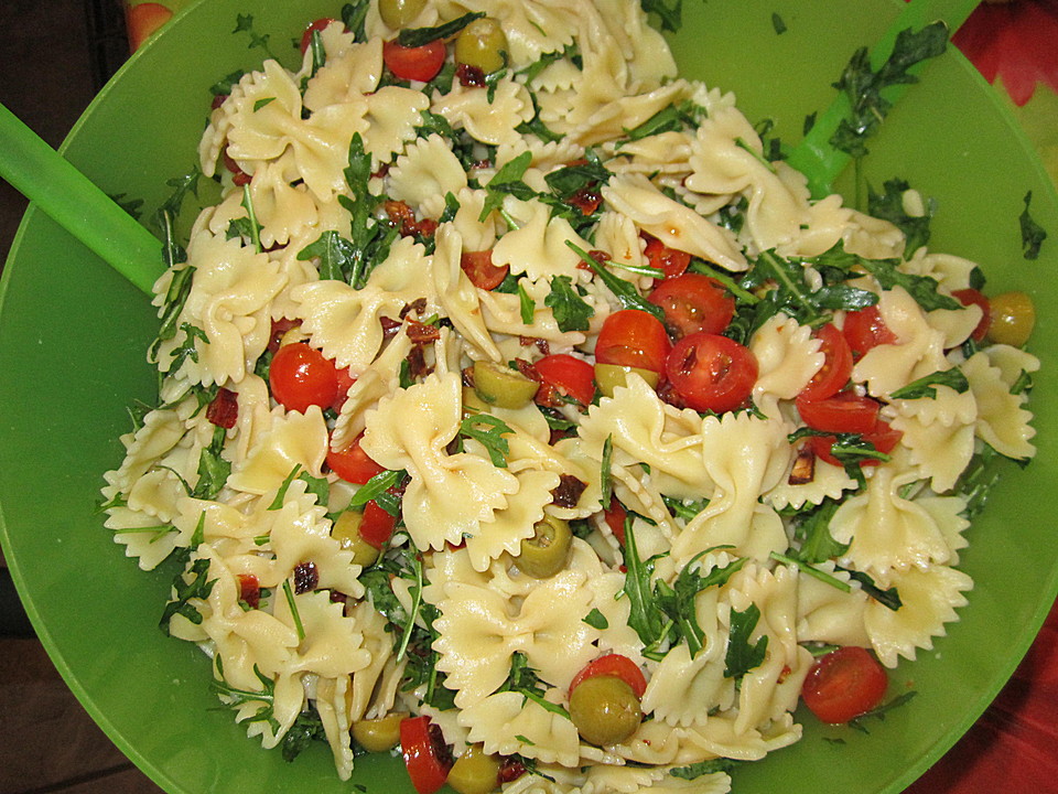 Italienischer Nudelsalat mit Rucola und getrockneten Tomaten (Rezept ...
