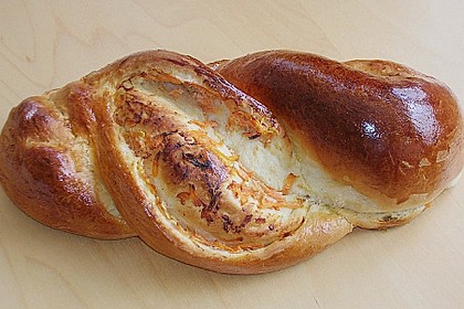 Hefezopf mit M&ouml;hrenf&uuml;llung