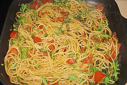 Pasta aglio olio mit Rucola und Tomaten