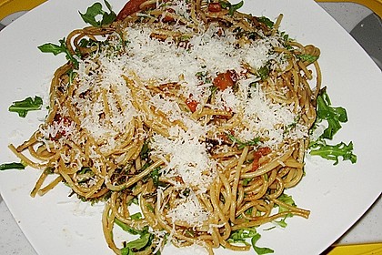 Pasta aglio olio mit Rucola und Tomaten 1