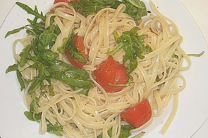 Pasta aglio olio mit Rucola und Tomaten 2