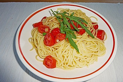 Pasta aglio olio mit Rucola und Tomaten 4