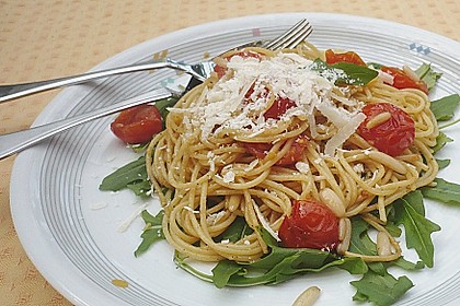 Pasta aglio olio mit Rucola und Tomaten 5