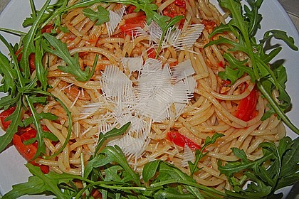 Pasta aglio olio mit Rucola und Tomaten 8