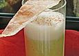 Gr&uuml;ner Spargel - Shot mit Verveine - Schaum und Schinkensegel