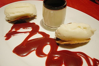 Guaveneis in der Macadamia - Hippe, Zitronenthymian - Panna Cotta