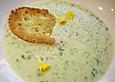 B&auml;rlauchs&uuml;ppchen mit Macadamian&uuml;ssen, Brot - Chips und Primelbl&uuml;ten