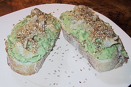 Crostini mit Avocado - Wasabi - Creme, mariniertem Rettich und ger&ouml;stetem Sesam