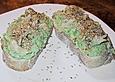 Crostini mit Avocado - Wasabi - Creme, mariniertem Rettich und ger&ouml;stetem Sesam