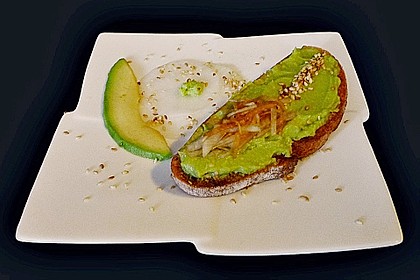 Crostini mit Avocado - Wasabi - Creme, mariniertem Rettich und ger&ouml;stetem Sesam 1