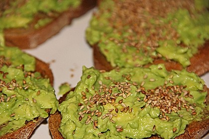 Crostini mit Avocado - Wasabi - Creme, mariniertem Rettich und ger&ouml;stetem Sesam 2