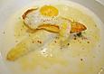 Zweifarbige Spargelsuppe mit Lauchstangen - Chip und Wachtelspiegelei