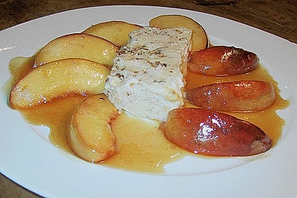 Krokantparfait mit Nektarinen auf karamellisiertem Orangenspiegel