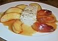 Krokantparfait mit Nektarinen auf karamellisiertem Orangenspiegel