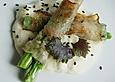 In Lardo gebratener gr&uuml;ner Spargel aus Blumenkohl - Wildpfirsich - Mus