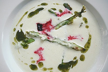 Wei&szlig;e Spargelsuppe mit Basilikum&ouml;l, Rote Bete - Gelee