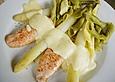 Auf der Haut gebratener Lachs, gekochter Spargel mit Orangen - Limetten - Hollandaise