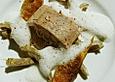 Pochierter Wels mit frittierten Artischocken, lauwarmer Feige und Fumet