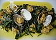 Schwarze Tagliatelle mit Venusmuscheln und Queller