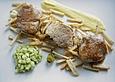Zweierlei vom Schweinefilet: 1 x pochiert in 'asia-style' - Sud, 1 x gebraten mit Zimtbl&uuml;ten - Karamell
